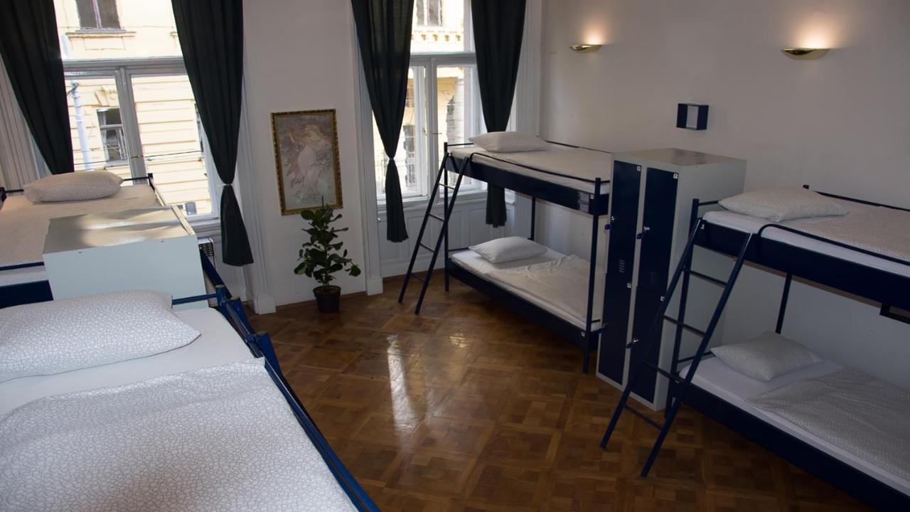 The Clock Hostal Praga