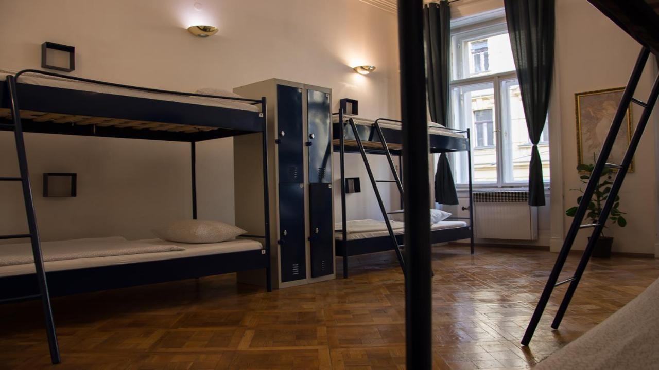 The Clock Hostal Praga